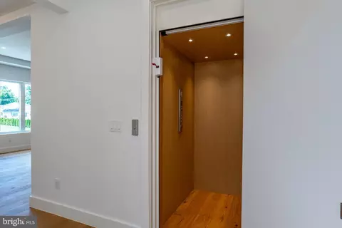 Entry Way - 1935 Foxhall Rd, Mclean, VA 22101 photo 6 of 10
