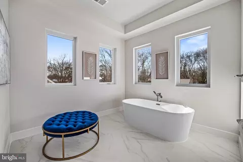 Bath - 1935 Foxhall Rd, Mclean, VA 22101 photo 5 of 9