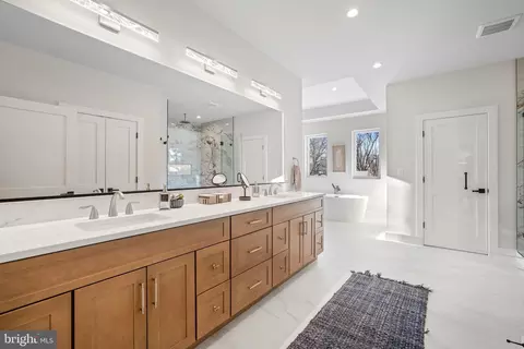 Bath - 1935 Foxhall Rd, Mclean, VA 22101 photo 3 of 9