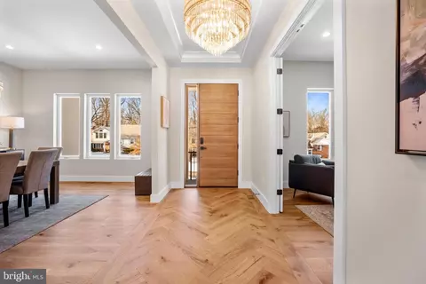 Entry Way - 1935 Foxhall Rd, Mclean, VA 22101 photo 2 of 10