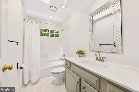 Bath - 1273 Lamplighter Way, Reston, VA 20194 photo 3 of 4