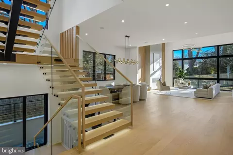 Entry Way - 7103 Westbury Rd, Mclean, VA 22101 photo 5 of 16
