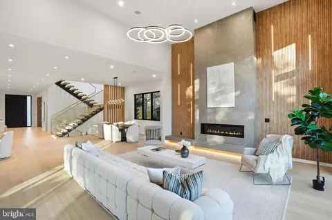 Living - 7103 Westbury Rd, Mclean, VA 22101 photo 4 of 5