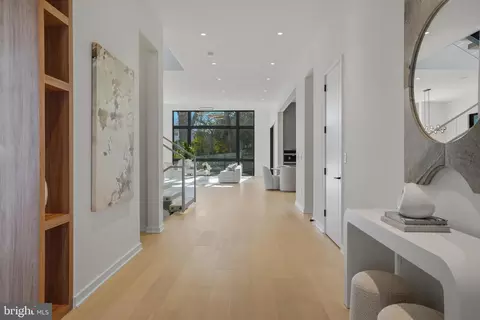 Entry Way - 7103 Westbury Rd, Mclean, VA 22101 photo 2 of 16