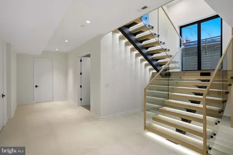Entry Way - 7103 Westbury Rd, Mclean, VA 22101 photo 12 of 16