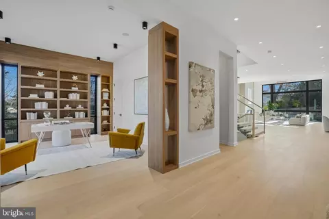Entry Way - 7103 Westbury Rd, Mclean, VA 22101 photo 4 of 16