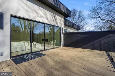 Exterior - 7103 Westbury Rd, Mclean, VA 22101 photo 8 of 11