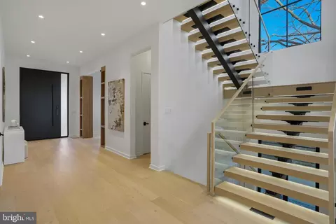 Entry Way - 7103 Westbury Rd, Mclean, VA 22101 photo 3 of 16