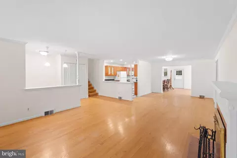 Living - 7423 Exmore St, Springfield, VA 22150 photo 7 of 9