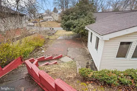 Exterior - 7423 Exmore St, Springfield, VA 22150 photo 4 of 7