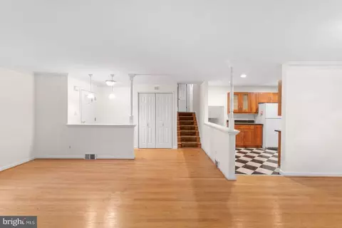 Living - 7423 Exmore St, Springfield, VA 22150 photo 2 of 9
