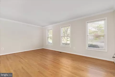 Living - 7917 Donegal Ln, Springfield, VA 22153 photo 2 of 7