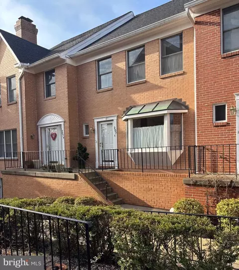 207 A Locust St SE, Vienna, VA 22180