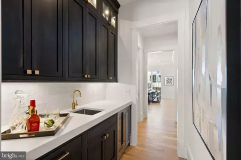 Entry Way - 6013 Woodland Ter, Mclean, VA 22101 photo 4 of 11