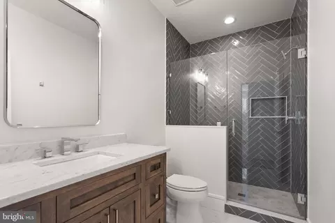 Bath - 6013 Woodland Ter, Mclean, VA 22101 photo 6 of 8