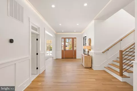 Entry Way - 6013 Woodland Ter, Mclean, VA 22101 photo 2 of 11
