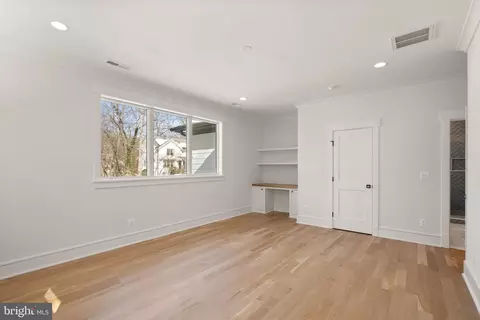 Bedroom - 6013 Woodland Ter, Mclean, VA 22101 photo 6 of 9