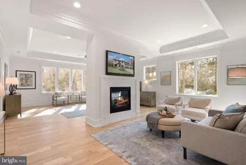 Living - 6013 Woodland Ter, Mclean, VA 22101 photo 5 of 7