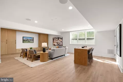 Living - 6013 Woodland Ter, Mclean, VA 22101 photo 7 of 7