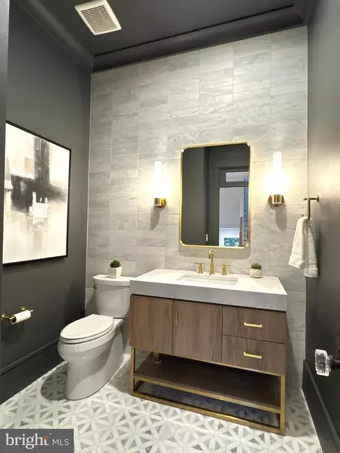 Bath - 6013 Woodland Ter, Mclean, VA 22101 photo 2 of 8
