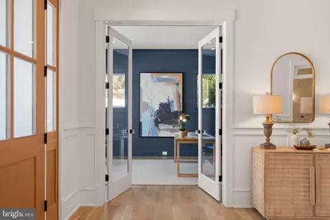 Entry Way - 6013 Woodland Ter, Mclean, VA 22101 photo 3 of 11