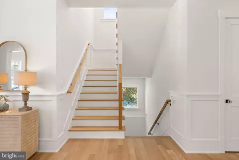 Entry Way - 6013 Woodland Ter, Mclean, VA 22101 photo 6 of 11