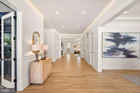 Entry Way - 6013 Woodland Ter, Mclean, VA 22101 photo 1 of 11