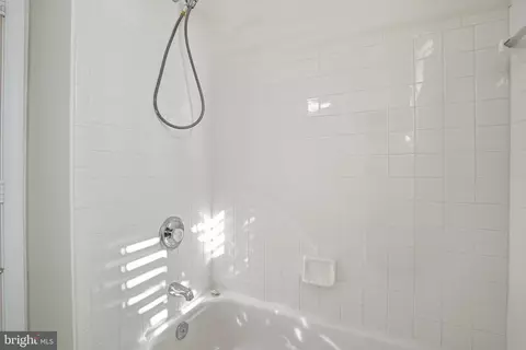 Bath - 1305 O Windleaf Dr, Reston, VA 20194 photo 4 of 4
