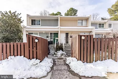 2412 Southgate Sq, Reston, VA 20191