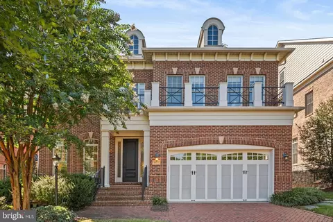 6817 Stockwell Manor Dr, Falls Church, VA 22043