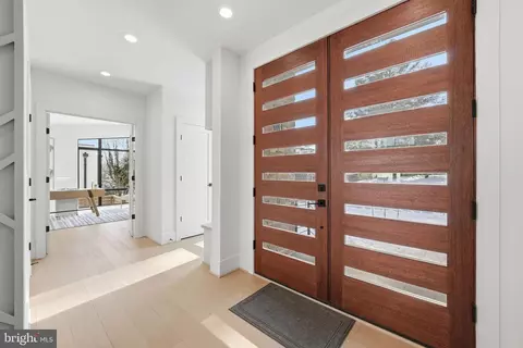 Entry Way - 6816 Dean Dr, Mclean, VA 22101 photo 2 of 8
