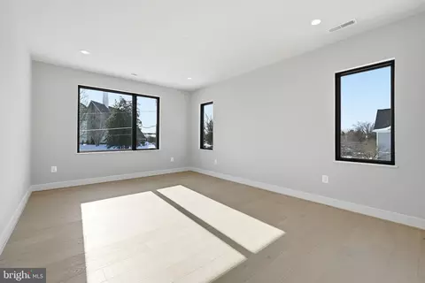 Bedroom - 6816 Dean Dr, Mclean, VA 22101 photo 4 of 9