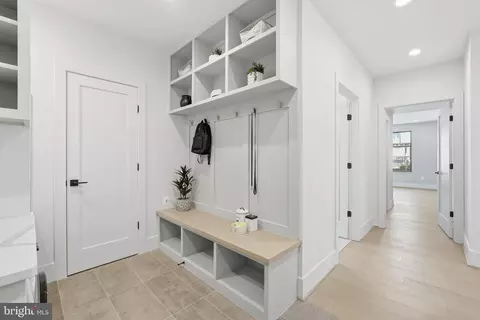 Entry Way - 6816 Dean Dr, Mclean, VA 22101 photo 4 of 8