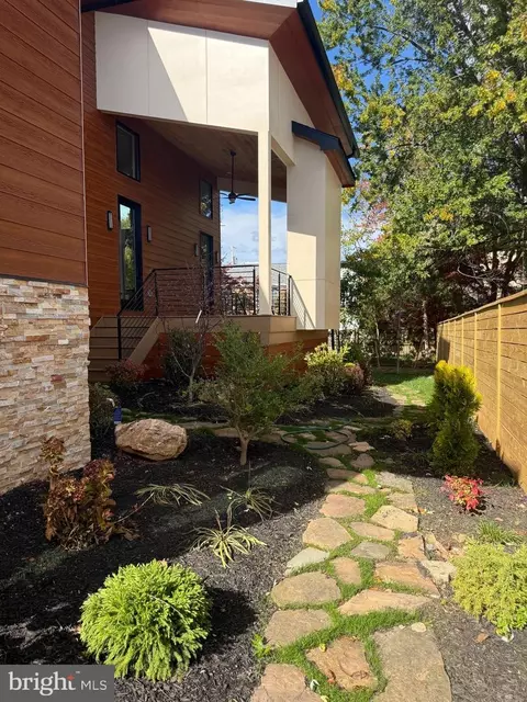 Exterior - 6816 Dean Dr, Mclean, VA 22101 photo 3 of 7