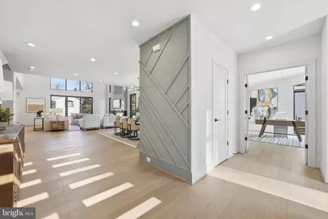 Entry Way - 6816 Dean Dr, Mclean, VA 22101 photo 3 of 8