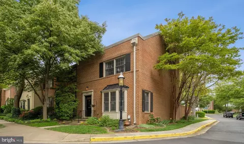 5931 Queenston St, Springfield, VA 22152