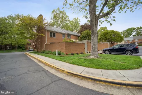 Exterior - 5931 Queenston St, Springfield, VA 22152 photo 2 of 6