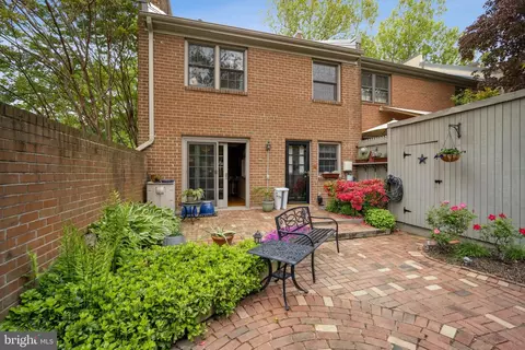 Exterior - 5931 Queenston St, Springfield, VA 22152 photo 4 of 6
