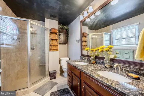 Bath - 6112 Harmon Pl, Springfield, VA 22152 photo 1 of 2