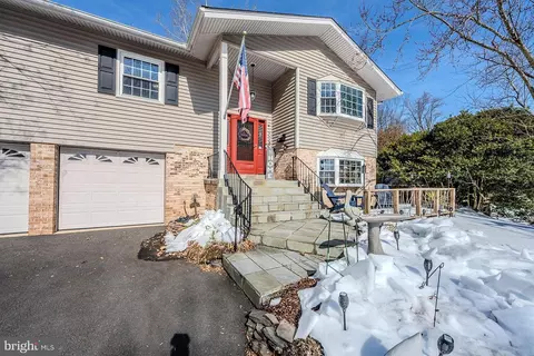 Exterior - 6112 Harmon Pl, Springfield, VA 22152 photo 4 of 7