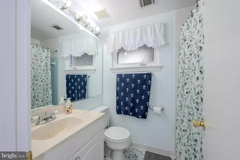 Bath - 6112 Harmon Pl, Springfield, VA 22152 photo 2 of 2