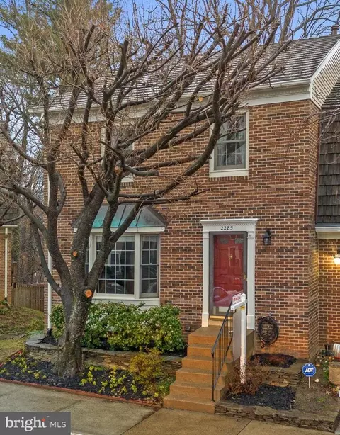 2285 Idylwood Station Ln, Falls Church, VA 22043
