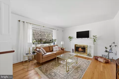 Living - 6020 Amherst Ave, Springfield, VA 22150 photo 1 of 2