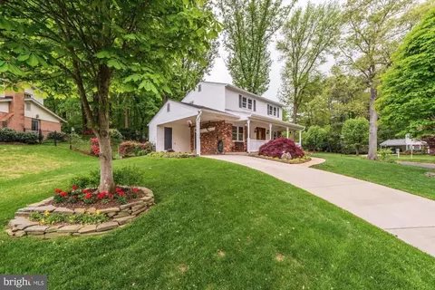 Exterior - 8905 Side Saddle Rd, Springfield, VA 22152 photo 19 of 22