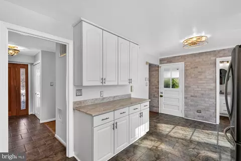 Entry Way - 8905 Side Saddle Rd, Springfield, VA 22152 photo 8 of 12