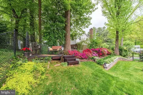 Exterior - 8905 Side Saddle Rd, Springfield, VA 22152 photo 12 of 22