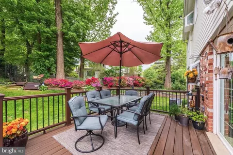 Exterior - 8905 Side Saddle Rd, Springfield, VA 22152 photo 2 of 22