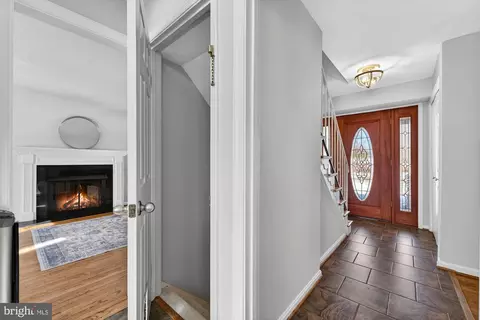 Entry Way - 8905 Side Saddle Rd, Springfield, VA 22152 photo 6 of 12