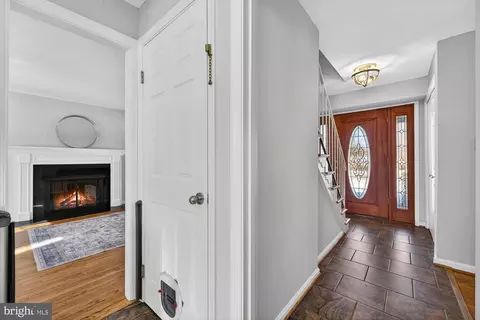 Entry Way - 8905 Side Saddle Rd, Springfield, VA 22152 photo 4 of 12