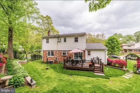 Exterior - 8905 Side Saddle Rd, Springfield, VA 22152 photo 7 of 22